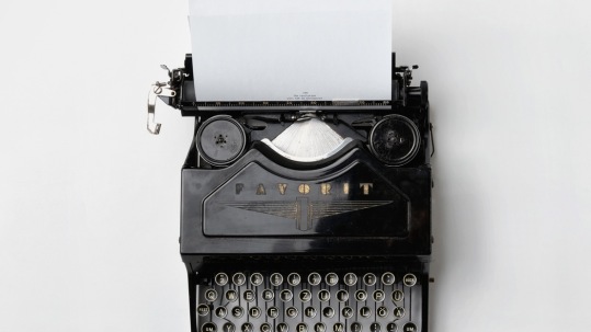 LJIZlzHgQ7WPSh5KVTCB_Typewriter